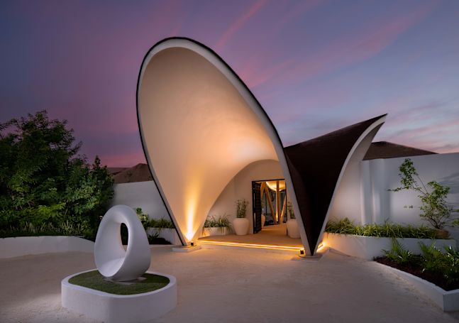 внешний вид отеля со скульптурой у входа