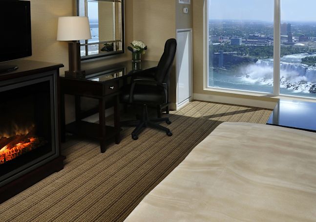 2 Room Tower Suite Fallsview, Fireplace