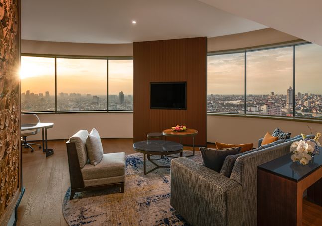 市街を望むファミリースイートのリビングエリア