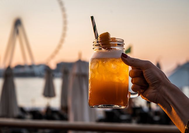Gros plan d'un verre à cocktail en pot de confiture