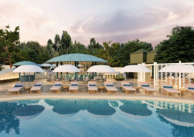 Außenpoolbereich mit Liegestühlen