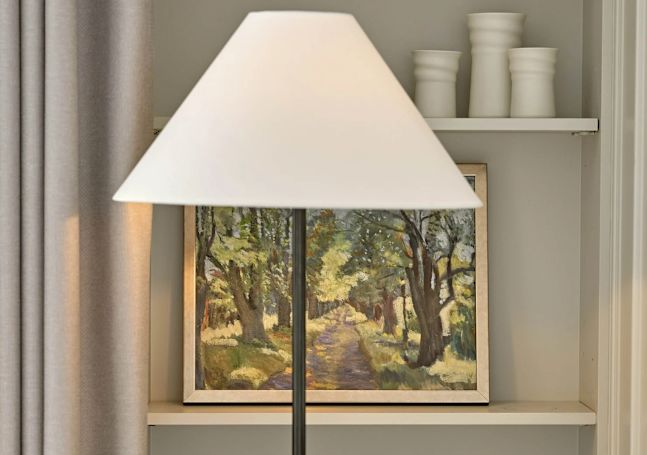 Detailansicht einer Lampe, Bücher und anderer Dekorationen