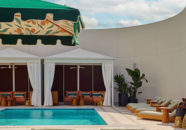 좌석 공간의 야외 수영장 공간 라운지 의자