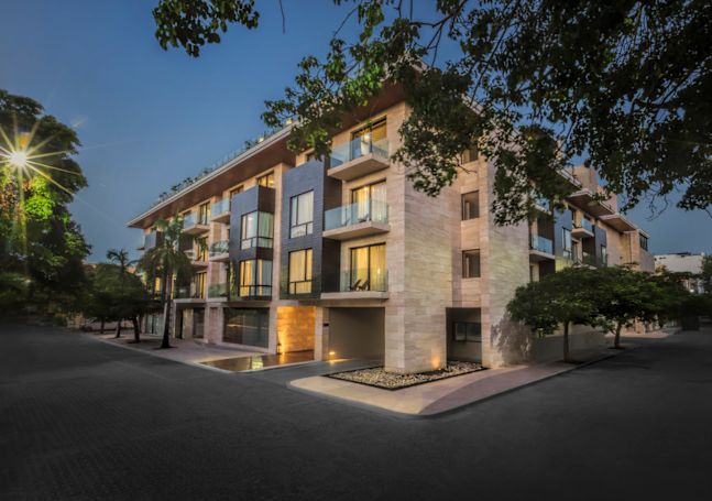 Extérieur du bâtiment de l'hôtel la nuit