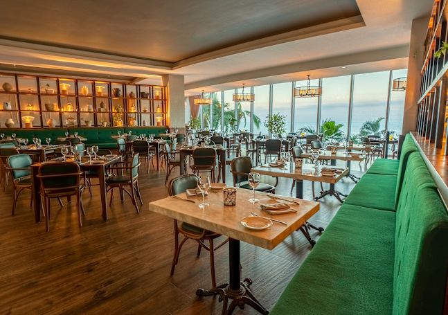 tables et chaises dans le coin repas