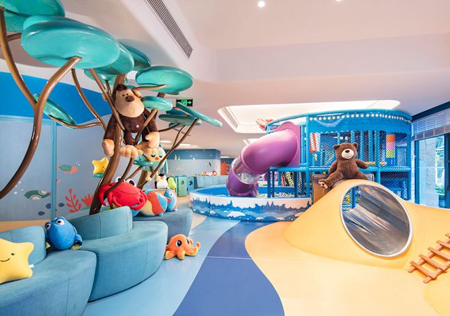 ぬいぐるみと滑り台を備えたキッズゲームルーム