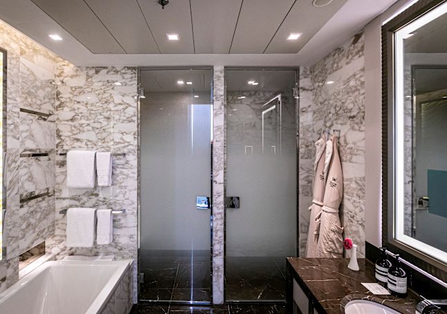 Mramorová koupelna s bezbariérovou sprchou