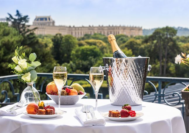 Chaises en extérieur avec du champagne sur une table