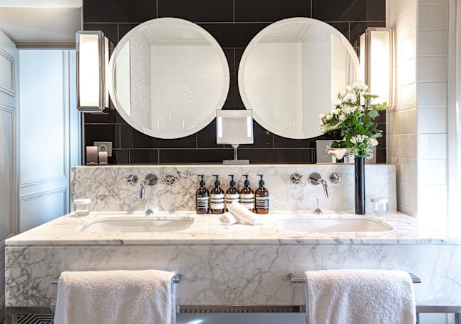 Chambre familiale communicante avec comptoir à deux lavabos, services et installations