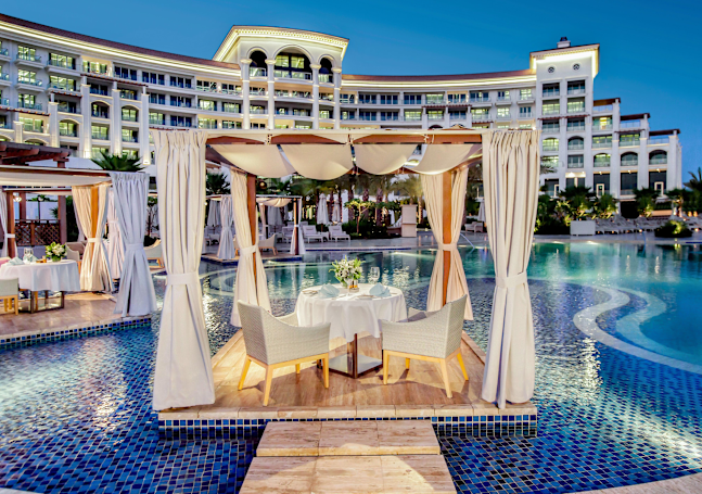 Palm Avenue Nighttime Dining