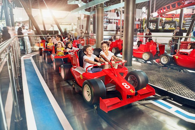 Kinder bei einem Speedway-Rennen in der Ferrari World Abu Dhabi