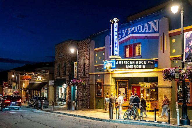 Oameni mergând pe strada principală 