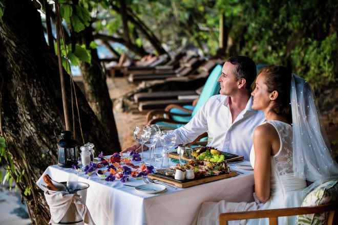 Bersantap Lampu Lilin Pasangan Pernikahan