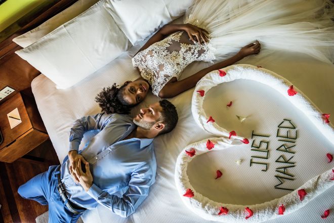 Pasangan Pernikahan di Tempat Tidur dengan dekorasi