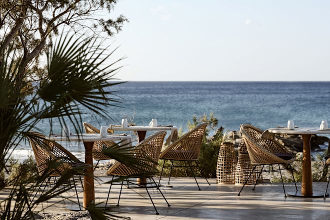 Coin repas à l'extérieur avec vue sur l'océan