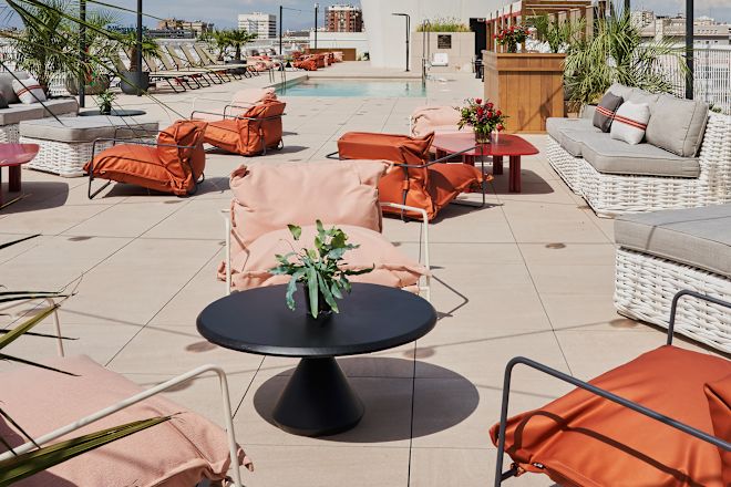 Una terraza junto a la piscina al aire libre en la última planta
