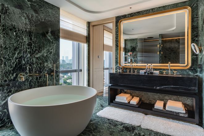 独立したバスタブを備えたアンバサダースイートのバスルーム