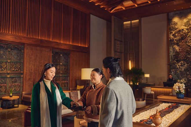 Pria dan wanita di area lobi dengan anggota staf