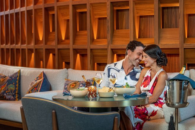 misafir Ceiba restoranda yemek yer