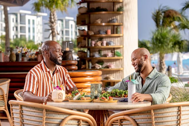 Papaya Club'da terasta akşam yemeği yiyen misafir