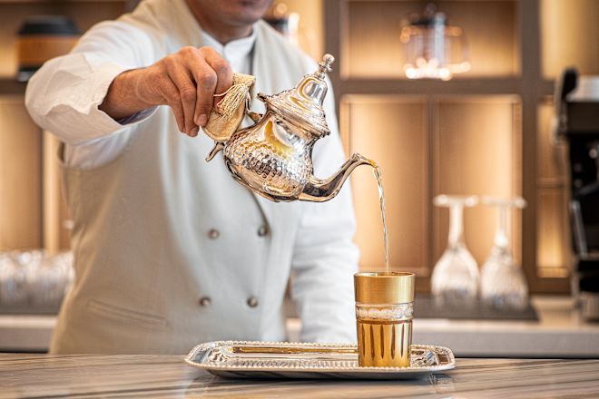 Le chef du salon de thé Feuillage servant du thé