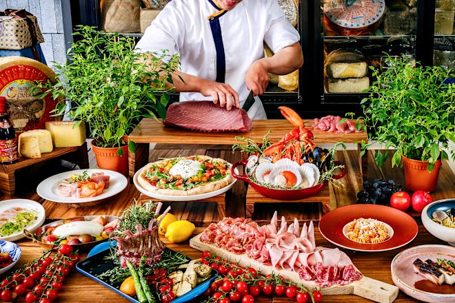 Szef kuchni kroi mięso w różnych potrawach