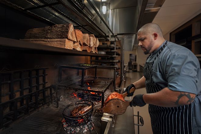 料理を調理するシェフ
