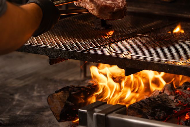 料理を調理するシェフ