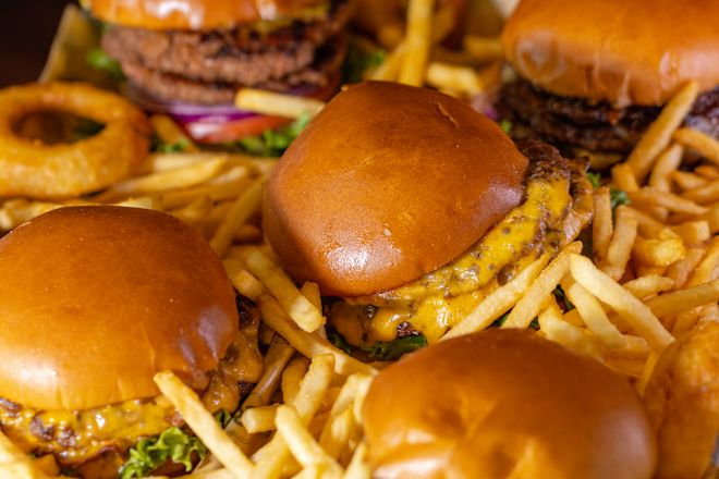 Tabakta burger ve patates kızartması