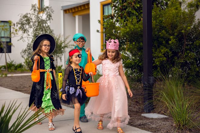 Dışarıda kostümlü bir grup çocuk