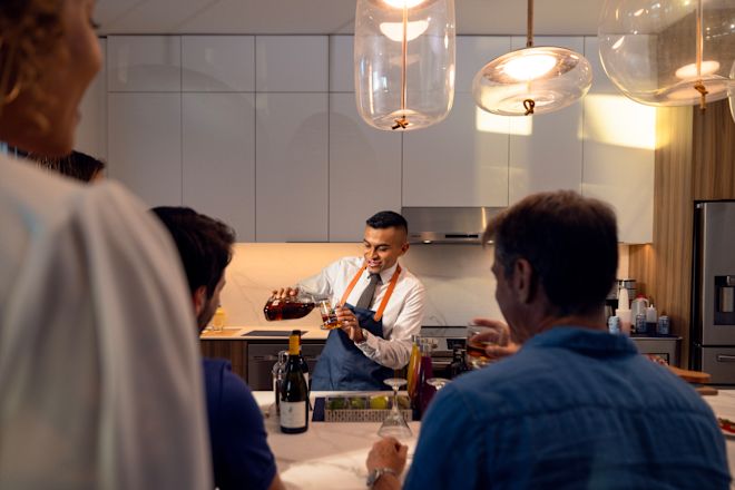 Mutfak Alanında çevrelenmiş bir grup insan