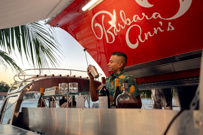 Barın arkasında çalkalayıcı bulunan bar görevlisi