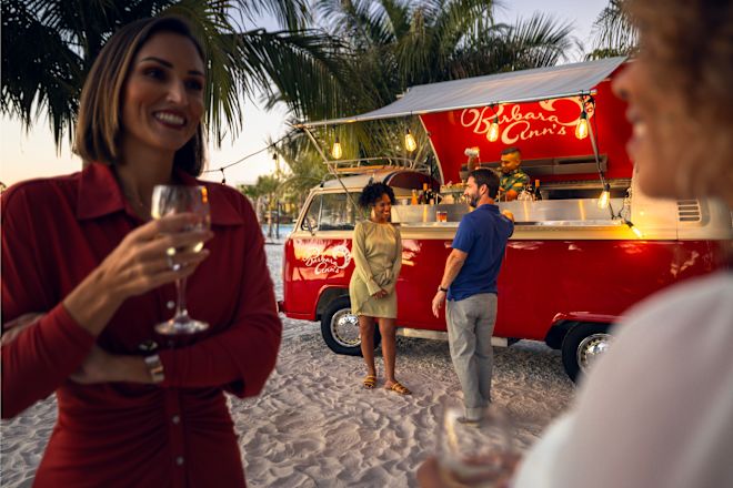 Elinde şarapla sohbet ederken gülümseyen kadın