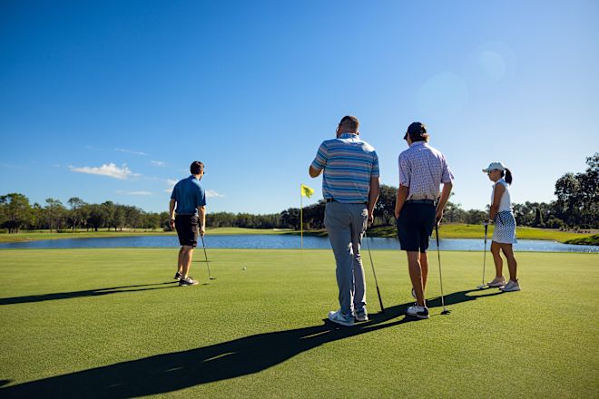 Golf sahasında Golf oynayan bir grup insan