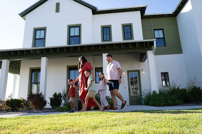 Ön büroda yürüyen el ele tutuşan aile