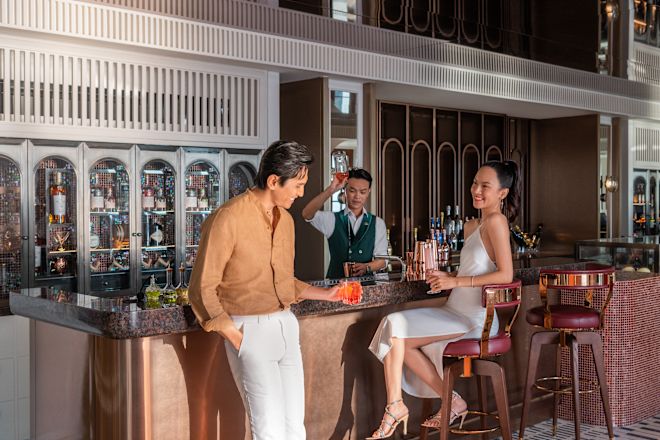 バーでカクテルを楽しむカップル