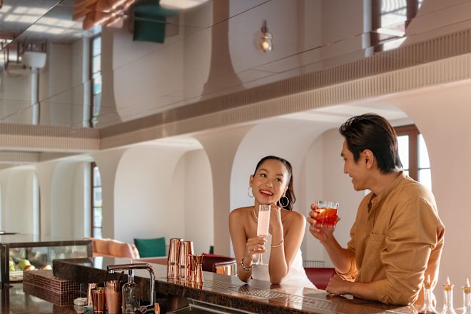 バーでカクテルを楽しむカップル