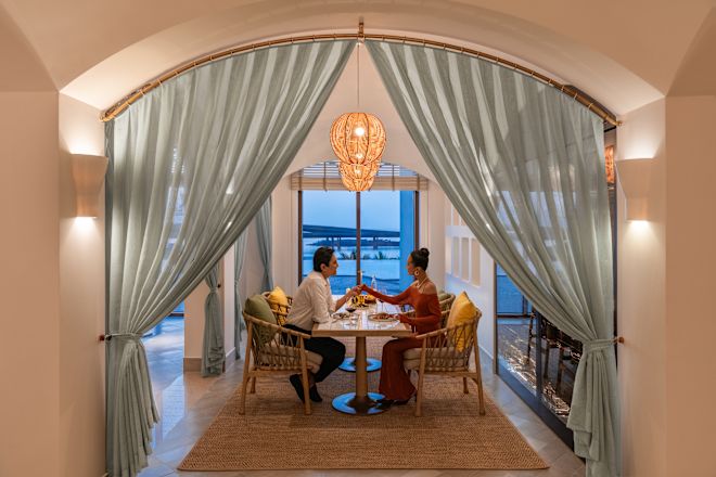 ダイニングルームで食事を楽しむカップル