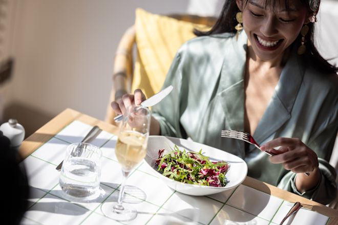 テーブルに座って食事をする人