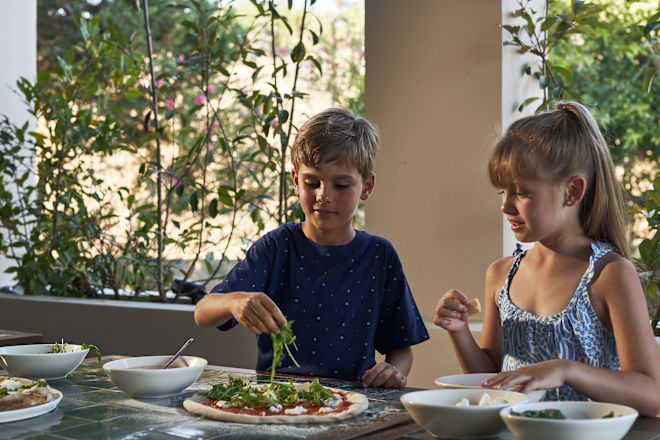 Kids Making Pizza 