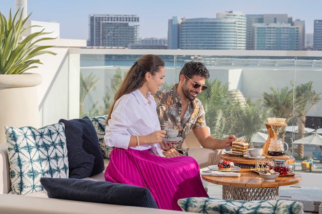 バルコニーのカップル