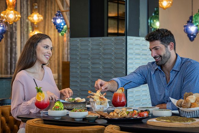 ディナーを食べるカップル