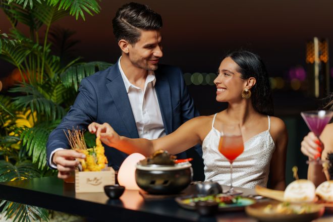 couple au bar avec cocktails