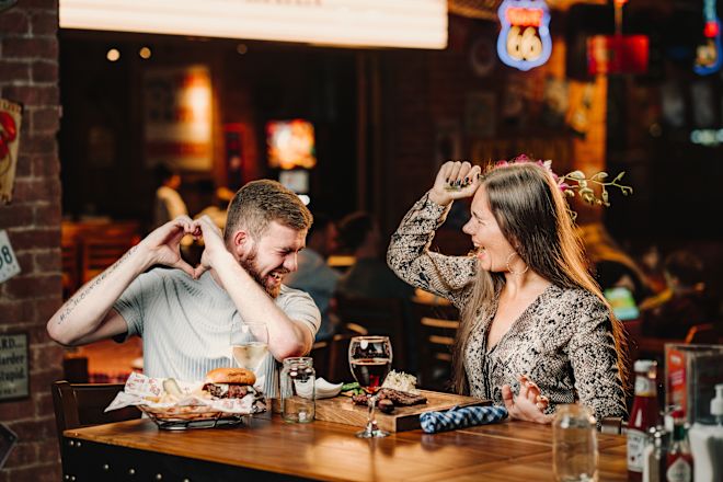 4 personnes portant un chapeau de Noël assises autour d'une table
