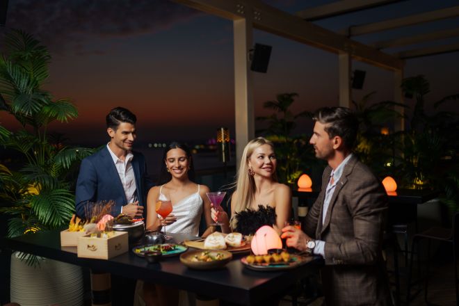 personnes mangeant et buvant dans le patio extérieur