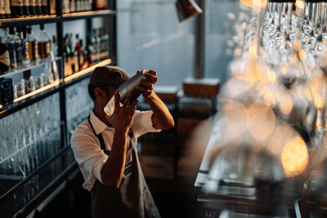 barman agitant une boisson