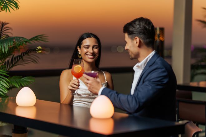 quelques boissons grillées au bar extérieur au crépuscule