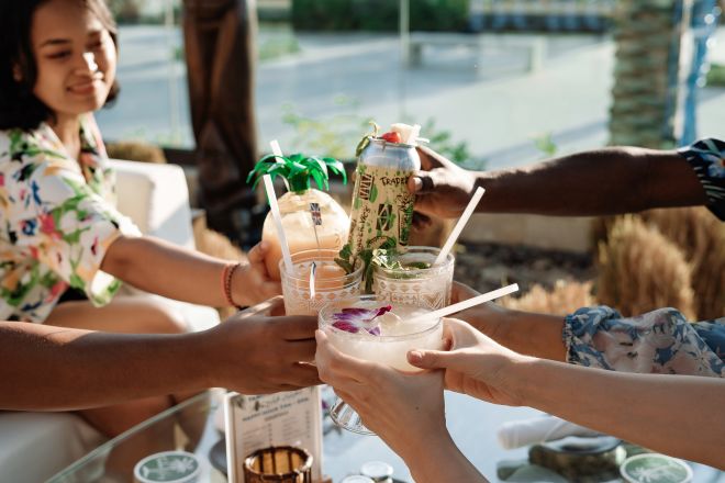 personnes portant un toast aux boissons