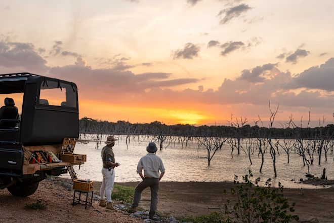 Fotografía panorámica de personas en safari junto a Jeep