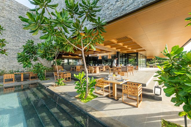 Fotografía del restaurante con mesa de preparación para miembros del personal